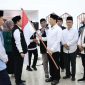 Wakil Gubernur Banten, A Dimyati Natakusumah, secara simbolis menyerahkan bendera Merah Putih kepada perwakilan jemaah haji Kloter 57-JKG. (Dok. Biro Adpimpro Banten). 