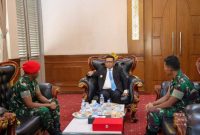 Gubernur Banten Andra Soni menerima kunjungan Komandan Grup 1 Kopassus Kolonel Inf Amril Hairuman Tehupelasury di Kantor Gubernur Banten. (Dok. Biro Adpimpro Banten). 