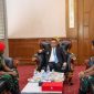 Gubernur Banten Andra Soni menerima kunjungan Komandan Grup 1 Kopassus Kolonel Inf Amril Hairuman Tehupelasury di Kantor Gubernur Banten. (Dok. Biro Adpimpro Banten). 