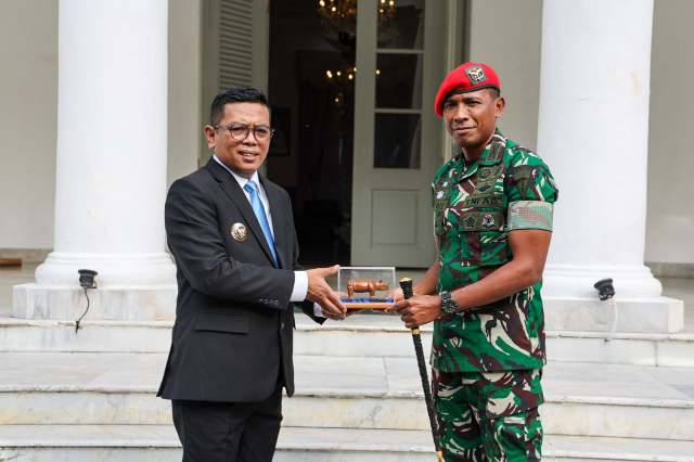 Andra Soni dan Komandan Grup 1 Kopassus melakukan pertukaran cinderamata serta mengabadikan momen tersebut dengan foto bersama di depan Gedung Negara Provinsi Banten.
