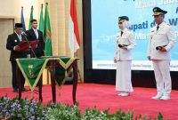 Gubernur Banten Andra Soni secara resmi melantik Ratu Rachmatuzakiyah dan Muhammad Najib Hamas sebagai Bupati dan Wakil Bupati Serang Masa Jabatan 2025–2030. (Dok. Biro Adpimpro Banten). 