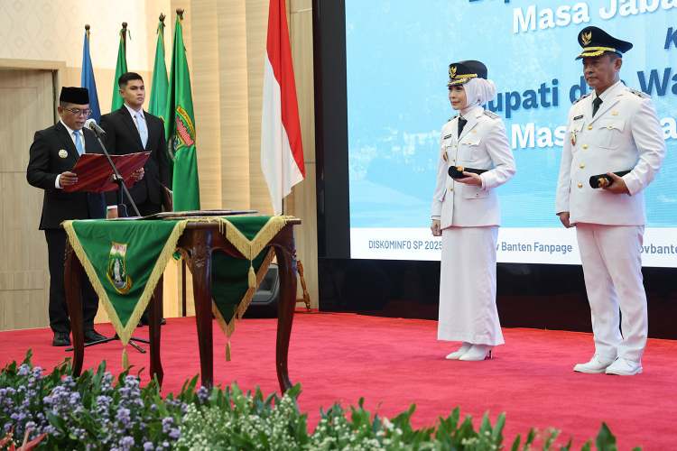 Gubernur Banten Andra Soni secara resmi melantik Ratu Rachmatuzakiyah dan Muhammad Najib Hamas sebagai Bupati dan Wakil Bupati Serang Masa Jabatan 2025–2030. (Dok. Biro Adpimpro Banten). 