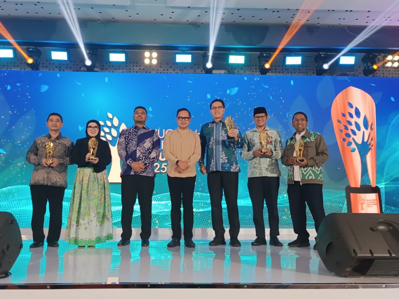 Foto Bersama Indonesia Sharia Forum 2025 dengan Irvan Nugraha CEO Rumah Zakat. Dok Istimewa 