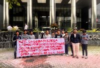 Foto menunjukkan sekelompok massa aksi yang tergabung dalam organisasi Komite Mahasiswa dan Rakyat untuk Demokrasi (Komrade) sedang melakukan unjuk rasa di depan gedung Komisi Pemberantasan Korupsi (KPK). (Dok. Gerakan Kawan/Metrosiar). 