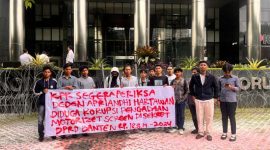 Foto menunjukkan sekelompok massa aksi yang tergabung dalam organisasi Komite Mahasiswa dan Rakyat untuk Demokrasi (Komrade) sedang melakukan unjuk rasa di depan gedung Komisi Pemberantasan Korupsi (KPK). (Dok. Gerakan Kawan/Metrosiar). 