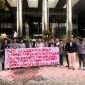Foto menunjukkan sekelompok massa aksi yang tergabung dalam organisasi Komite Mahasiswa dan Rakyat untuk Demokrasi (Komrade) sedang melakukan unjuk rasa di depan gedung Komisi Pemberantasan Korupsi (KPK). (Dok. Gerakan Kawan/Metrosiar). 