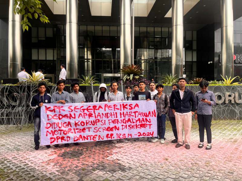 Foto menunjukkan sekelompok massa aksi yang tergabung dalam organisasi Komite Mahasiswa dan Rakyat untuk Demokrasi (Komrade) sedang melakukan unjuk rasa di depan gedung Komisi Pemberantasan Korupsi (KPK). (Dok. Gerakan Kawan/Metrosiar). 