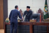 Wakil Gubernur Banten, A Dimyati Natakusumah, berjabat tangan dengan salah satu anggota DPRD Provinsi Banten. (Dok. Biro Adpimpro Banten). 