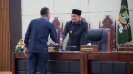 Wakil Gubernur Banten, A Dimyati Natakusumah, berjabat tangan dengan salah satu anggota DPRD Provinsi Banten. (Dok. Biro Adpimpro Banten). 