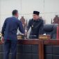 Wakil Gubernur Banten, A Dimyati Natakusumah, berjabat tangan dengan salah satu anggota DPRD Provinsi Banten. (Dok. Biro Adpimpro Banten). 