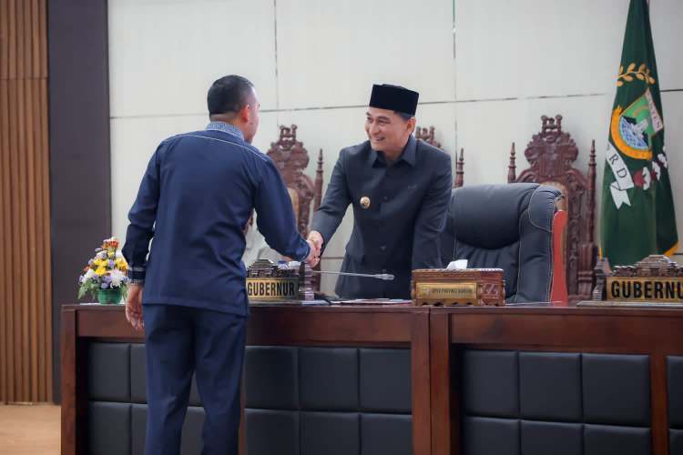 Wakil Gubernur Banten, A Dimyati Natakusumah, berjabat tangan dengan salah satu anggota DPRD Provinsi Banten. (Dok. Biro Adpimpro Banten). 