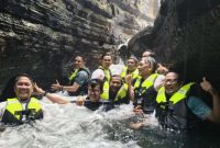 Sejumlah pejabat dan pengunjung menikmati keindahan alam di kawasan wisata air Curug Putri, Tahura Carita, Kabupaten Pandeglang. (Dok. Biro Adpimpro Banten). 
