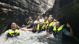 Sejumlah pejabat dan pengunjung menikmati keindahan alam di kawasan wisata air Curug Putri, Tahura Carita, Kabupaten Pandeglang. (Dok. Biro Adpimpro Banten). 