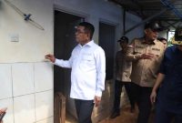 Gubernur Banten Andra Soni meninjau langsung kondisi bangunan Hunian Sementara (Huntara) di Kampung Cigobang, Desa Banjarsari, Kecamatan Lebak Gedong, Kabupaten Lebak. (Dok. Biro Adpimpro Banten). 