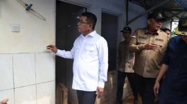 Gubernur Banten Andra Soni meninjau langsung kondisi bangunan Hunian Sementara (Huntara) di Kampung Cigobang, Desa Banjarsari, Kecamatan Lebak Gedong, Kabupaten Lebak. (Dok. Biro Adpimpro Banten). 
