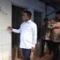 Gubernur Banten Andra Soni meninjau langsung kondisi bangunan Hunian Sementara (Huntara) di Kampung Cigobang, Desa Banjarsari, Kecamatan Lebak Gedong, Kabupaten Lebak. (Dok. Biro Adpimpro Banten). 