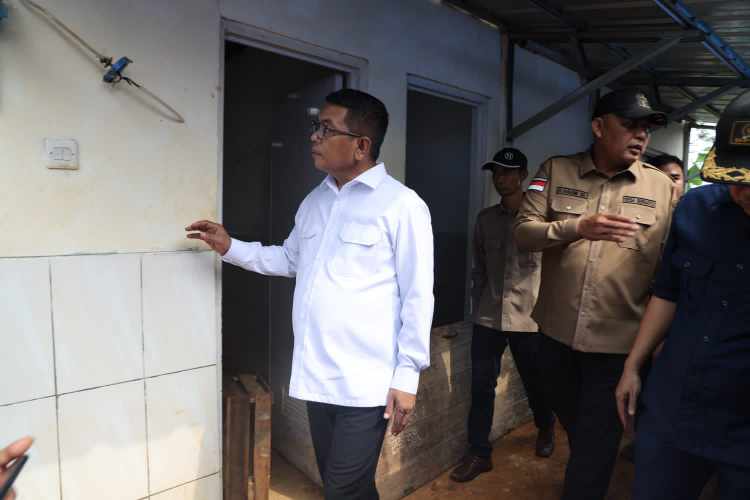 Gubernur Banten Andra Soni meninjau langsung kondisi bangunan Hunian Sementara (Huntara) di Kampung Cigobang, Desa Banjarsari, Kecamatan Lebak Gedong, Kabupaten Lebak. (Dok. Biro Adpimpro Banten). 