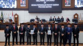 Gubernur Banten Andra Soni (tengah, mengenakan setelan abu-abu tua dan peci hitam) bersama Wakil Gubernur A. Dimyati Natakusumah dan jajaran pimpinan serta anggota Dewan Perwakilan Rakyat Daerah (DPRD) Provinsi Banten dalam rangkaian rapat paripurna DPRD Provinsi Banten. (Dok. Biro Adpimpro Banten). 