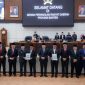 Gubernur Banten Andra Soni (tengah, mengenakan setelan abu-abu tua dan peci hitam) bersama Wakil Gubernur A. Dimyati Natakusumah dan jajaran pimpinan serta anggota Dewan Perwakilan Rakyat Daerah (DPRD) Provinsi Banten dalam rangkaian rapat paripurna DPRD Provinsi Banten. (Dok. Biro Adpimpro Banten). 