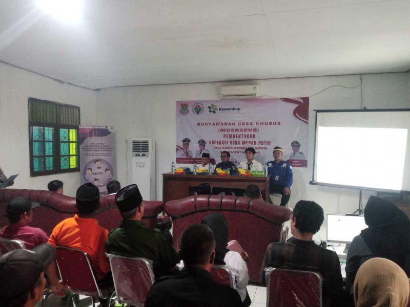 Suasana Musyawarah Desa Khusus (Musdesus) di Balai Desa Kemiri, Kecamatan Kemiri, yang membahas pembentukan Koperasi Merah Putih. Kegiatan ini dihadiri oleh perangkat desa, BPD, tokoh masyarakat, dan warga, sebagai langkah awal memperkuat ekonomi desa melalui koperasi berbasis gotong royong. (Dok. Ahmad/Metrosiar) 