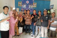 Ketua Umum Gerakan Kawan, Kamaludin, S,E (tengah, mengenakan kemeja kotak-kotak), berfoto bersama jajaran pengurus DPC Gerakan Kawan Kabupaten Tangerang. (Dok. Ahmad/Metrosiar) 