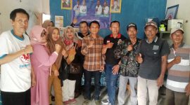 Ketua Umum Gerakan Kawan, Kamaludin, S,E (tengah, mengenakan kemeja kotak-kotak), berfoto bersama jajaran pengurus DPC Gerakan Kawan Kabupaten Tangerang. (Dok. Ahmad/Metrosiar) 