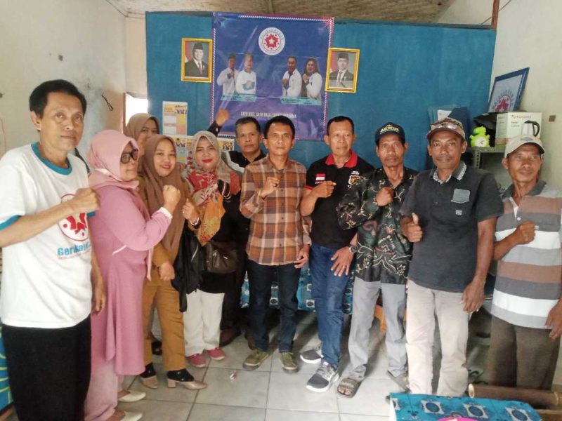 Ketua Umum Gerakan Kawan, Kamaludin, S,E (tengah, mengenakan kemeja kotak-kotak), berfoto bersama jajaran pengurus DPC Gerakan Kawan Kabupaten Tangerang. (Dok. Ahmad/Metrosiar) 