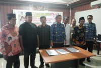 Foto: Kepala Desa Tegal Kunir Lor Kecamatan Mauk, Kabupaten Tangerang, berfoto bersama sebelum menandatangani berita acara dalam kegiatan Musyawarah Desa Khusus (Musdesus) yang membahas sosialisasi dan pembentukan Koperasi Merah Putih. (Dok. Ahmad/Metrosiar) 