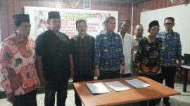 Foto: Kepala Desa Tegal Kunir Lor Kecamatan Mauk, Kabupaten Tangerang, berfoto bersama sebelum menandatangani berita acara dalam kegiatan Musyawarah Desa Khusus (Musdesus) yang membahas sosialisasi dan pembentukan Koperasi Merah Putih. (Dok. Ahmad/Metrosiar) 