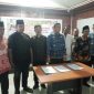Foto: Kepala Desa Tegal Kunir Lor Kecamatan Mauk, Kabupaten Tangerang, berfoto bersama sebelum menandatangani berita acara dalam kegiatan Musyawarah Desa Khusus (Musdesus) yang membahas sosialisasi dan pembentukan Koperasi Merah Putih. (Dok. Ahmad/Metrosiar) 