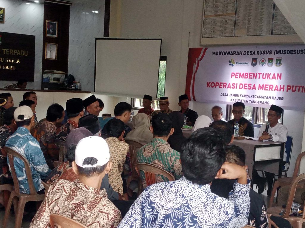 Suasana Musyawarah Desa Khusus (Musdesus) dalam rangka pembentukan Koperasi Desa Merah Putih di Desa Jambu Karya, Kecamatan Rajeg, Kabupaten Tangerang.