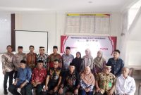 Pemerintah Desa Jambukarya bersama tokoh masyarakat, perwakilan kepolisian, dan elemen warga desa berfoto bersama usai pelaksanaan Musyawarah Desa Khusus (Musdesus). (Dok. Ahmad/Metrosiar). 