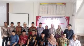 Pemerintah Desa Jambukarya bersama tokoh masyarakat, perwakilan kepolisian, dan elemen warga desa berfoto bersama usai pelaksanaan Musyawarah Desa Khusus (Musdesus). (Dok. Ahmad/Metrosiar). 