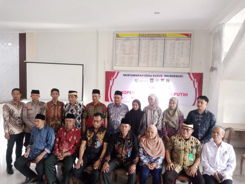 Pemerintah Desa Jambukarya bersama tokoh masyarakat, perwakilan kepolisian, dan elemen warga desa berfoto bersama usai pelaksanaan Musyawarah Desa Khusus (Musdesus). (Dok. Ahmad/Metrosiar). 