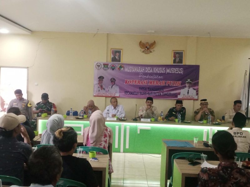 Suasana Musyawarah Desa Khusus (Musdesus) dalam rangka pembentukan Koperasi Merah Putih di Desa Tanjakan, Kecamatan Rajeg, Kabupaten Tangerang. (Dok. Ahmad/Metrosiar) 