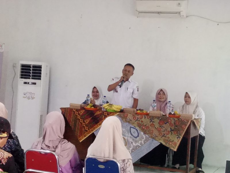 Foto: Kepala Desa Kemiri Suhud menyampaikan bahwa kegiatan ini merupakan bagian dari program prioritas desa dalam meningkatkan kualitas hidup masyarakat. (Dok. Ahmad/Metrosiar). 