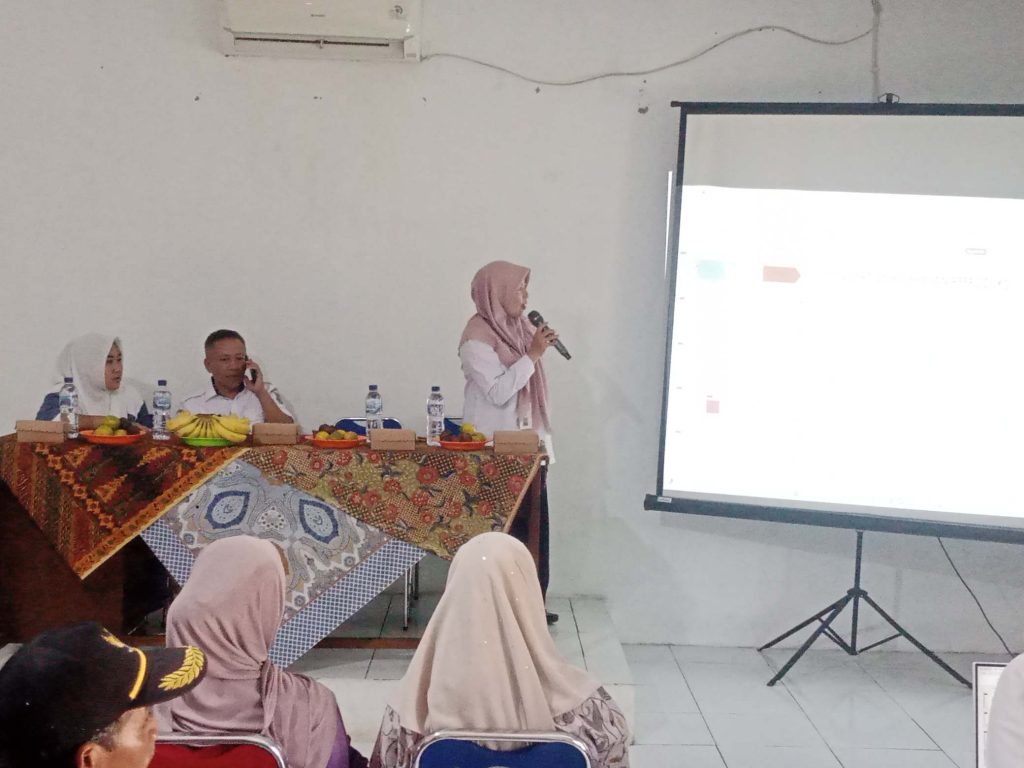 Foto: Petugas Kesehatan UPTD. Puskesmas Kemiri memberikan penyuluhan Kepada Peserta TP. PKK dan staf pemdes Kemiri.