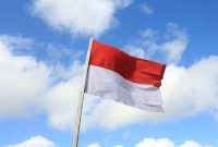 Ilustrasi bendera Republik Indonesia (RI) dalam peringatan Hari Kebangkitan Nasional (Harkitnas) 2025. (Unsplash.com/@BismaMahendra)