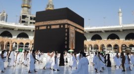Ilustrasi foto ibadah haji / umroh di depan Ka’bah di Majidil Haram. (Unsplash/Khawaja Umer Faooq)