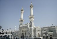 Ilustrasi masjid di Masjidil Haram - DPR dukung rencana presiden bangun kampung haji. (Unsplash/Afif Ramdhasuma)