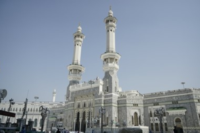 Ilustrasi masjid di Masjidil Haram - DPR dukung rencana presiden bangun kampung haji. (Unsplash/Afif Ramdhasuma)