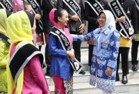 Ketua TP PKK Provinsi Banten Tinawati Andra Soni, saat berbincang dengan salah satu para finalis Kang Nong Banten 2025 dalam kegiatan audiensi yang berlangsung di Gedung Negara Provinsi Banten. (Foto: Dok. Biroadpimpro Banten)