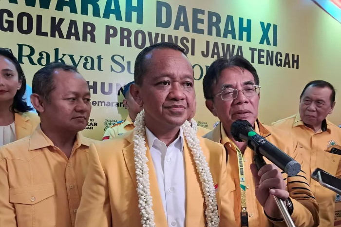 Golkar mendukung Prabowo untuk Pilpres 2029, bahkan sebelum masa jabatannya berjalan penuh. Dukungan ini memunculkan pertanyaan mengenai keabsahan demokrasi dan apakah rakyat hanya menjadi penonton dalam skenario politik yang sudah ditentukan oleh elite.