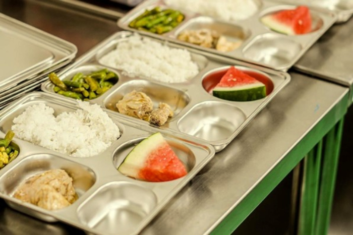 DPR meminta BGN dan BPOM untuk bekerja sama menetapkan standar keamanan penggunaan tempat makan untuk MBG. Foto: Food Tray MBG yang berisi menu-menu siap santap. (Instagram/badangzinasional.ri)