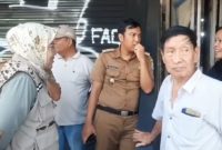 Foto tangkap layar YouTube memperlihatkan warga berdatangan ke kantor pemindai retina di Kota Bekasi meski sudah ditutup. (Metrosiar)