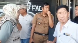 Foto tangkap layar YouTube memperlihatkan warga berdatangan ke kantor pemindai retina di Kota Bekasi meski sudah ditutup. (Metrosiar)
