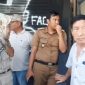 Foto tangkap layar YouTube memperlihatkan warga berdatangan ke kantor pemindai retina di Kota Bekasi meski sudah ditutup. (Metrosiar)