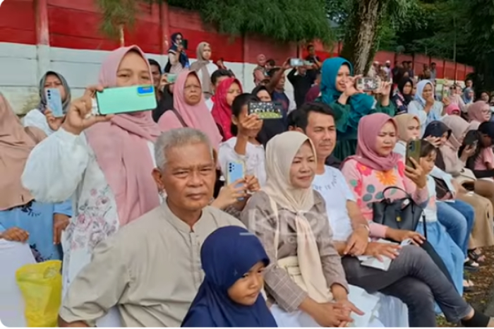 Dedi Mulyadi tetap jalankan program barak militer untuk siswa bermasalah, meski KPAI kritik soal asesmen psikolog dan potensi pelanggaran hak anak. Potret orang tua dari anak didik Resimen 1 Kostrad Lembang.