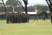 Dedi Mulyadi tetap jalankan program barak militer untuk siswa bermasalah, meski KPAI kritik soal asesmen psikolog dan potensi pelanggaran hak anak. Potret anak didik Resimen 1 Kostrad Lembang latihan baris berbaris. (Tangkapan Layar YouTube KDM Channel/Konradus Fedhu/Metrosiar)