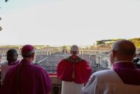 Paus Leo XIV muncul di balkon untuk menyapa umat beriman setelah terpilih (Foto: Vatican Media)